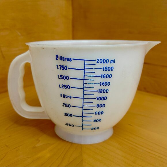 vintage Tupperware measuring cup, also known as a Mix-N-Store Batter Bowl - Picture 3 of 5